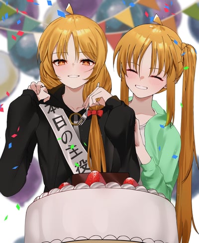 插画中两位金发双马尾少女正在庆祝生日。左侧少女穿着黑色连帽衫，胸前佩戴着写有'本日の主役'(今日主角)的绶带，手中拿着叉子，面带羞涩的微笑；右侧少女穿着浅绿色外套，双眼眯起，露出开心的笑容，正亲昵地靠向左侧少女。背景中有彩色气球和三角旗装饰，空中飘散着五彩纸屑，前方摆放着一个带有草莓装饰的生日蛋糕，整体氛围充满欢乐与温馨。
