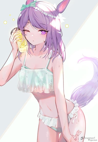 插画中展示了一位有着紫色长发和兽耳兽尾的少女，她穿着浅绿色的吊带内衣和内裤，正手持一杯装有柠檬片的黄色饮料饮用。少女的脸颊泛着红晕，眼神迷离，额头上有细小的汗珠，身上也有水滴，营造出夏日炎热中饮用清凉饮料的场景。背景是简约的浅色渐变，带有一些光斑效果，整体风格清新唯美，充满夏日气息。