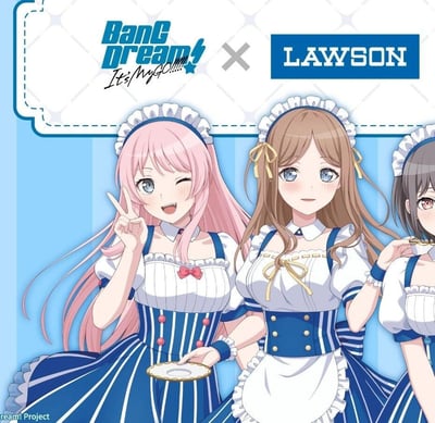 这是《BanG Dream! It's MyGO!!!!!》与日本连锁便利店罗森（LAWSON）的联动宣传视觉图，画面展示了三位乐队成员身着蓝白配色女仆装的形象：<br>1. 左侧粉发的长崎爽世俏皮wink，比出V字手势，手持空餐盘；<br>2. 中间棕发的高松灯面带温柔微笑，姿态端庄；<br>3. 右侧灰发的千早爱音仅露出上半身部分，手持类似食物的物品。<br>整体画面以蓝白为主色调，女仆装融入了罗森的品牌配色风格，清新可爱，充满了IP联动的专属氛围感。