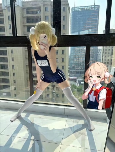 图中左侧是一位真人coser，模仿hololive旗下虚拟主播樱巫女的相关风格造型，扎着带有白色毛球的双马尾，身穿印有日文“みこ”的深蓝色体操服套装与白色过膝长袜，在高层住宅的窗边摆出大叉步姿势用手机自拍；右侧拼贴了虚拟主播樱巫女的Q版卡通形象，角色面带灿烂笑容，手轻托脸颊，背景是窗外的城市楼宇景观。这是粉丝向的cos创作合成图，无谐音梗或双关暗示。