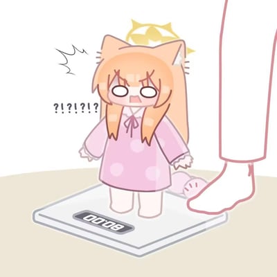 这是一张《蔚蓝档案》角色伊落玛丽的同人搞笑插画，画中伊落玛丽以猫娘形象穿着粉色波点睡衣站在体重秤上，旁边有人的脚偷偷踩在秤的边缘，体重秤显示数值为80.00。伊落玛丽看到数值后露出双眼失神、嘴巴大张的震惊表情，旁边配有一连串的问号和感叹号“?!?!?!?!?”，用视觉错位制造的乌龙场景，夸张地表现出对体重数值的难以置信，既贴合角色软萌的设定，又戳中了人们对体重焦虑的共鸣，充满搞笑感。