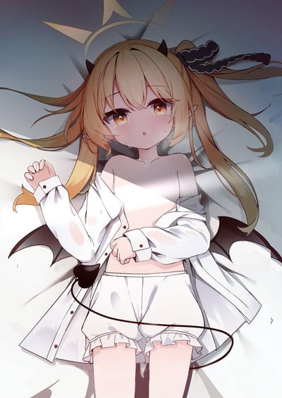 图中是一位融合了天使与恶魔特征的二次元金发少女，她躺在床上，身上穿着松垮滑落的白衬衫，搭配白色花边短裤，衬衫露出部分肌肤，光线在她身上投下柔和的阴影。少女头顶有着天使光环，同时长着黑色恶魔角、小恶魔翅膀和尾巴，脸上挂着含泪的委屈表情，双手抓着衬衫，整体姿态柔弱又惹人怜爱，没有双关、谐音梗或暗示内容。