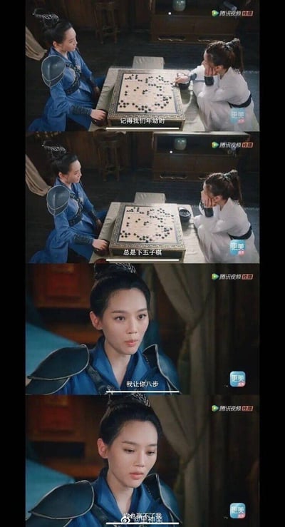 四张竖屏拼接的古装剧剧照截图，展示两位女子在木质房间内下围棋的场景。左侧女子身着蓝色古装，右侧女子着白色古装，两人围坐棋盘两侧。画面字幕依次为：'记得我们年幼时'、'总是下五子棋'、'我让你八步'，营造出怀旧的氛围。截图中可见腾讯视频独播水印及微博用户分享痕迹。