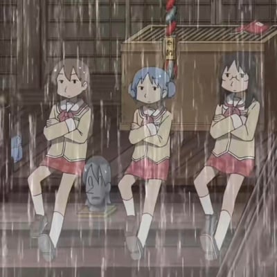 动画场景中，三位穿着黄色校服外套和红色短裙的女学生并排站立在雨中。她们都双臂交叉在胸前，表情严肃地注视着前方。背景是传统日式木质建筑，有格子门窗，右侧有一个神社样式的木箱，上面挂着注连绳和写有文字的牌匾。地面上有一个小型石制雕像。雨水从上方落下，营造出一种凝重的氛围。