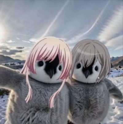 图片展示了两只企鹅幼崽站在雪山背景前的场景。它们的头部被添加了动漫风格的假发，左侧企鹅为粉色长发，右侧为灰色短发，整体呈现出可爱又略带荒诞的萌系风格。背景是开阔的雪地和远山，天空中有柔和的阳光与云层，营造出宁静的自然氛围。