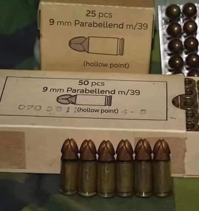 图片展示了两盒9mm Parabellend m/39空心弹弹药。上方的盒子标注为25发装，下方的盒子标注为50发装，两个盒子上都印有子弹的示意图和"hollow point"（空心弹）字样。在下方盒子前面整齐排列着6颗子弹，右侧还能看到部分子弹的包装托盘。整体呈现出军事弹药的实物展示场景。
