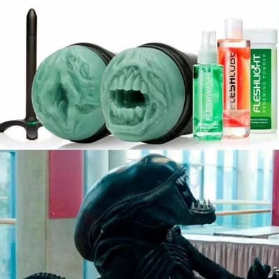 图片分为上下两部分。上半部分展示了几款带有异形生物面部特征的FLESHLIGHT成人用品，包括两个绿色的异形面部造型容器、一瓶绿色喷雾、一瓶橙色液体和一罐绿色粉末。下半部分是电影《异形》中的经典异形生物特写镜头，它张着嘴露出锋利的牙齿，与上半部分的产品形成视觉上的呼应和幽默对比。