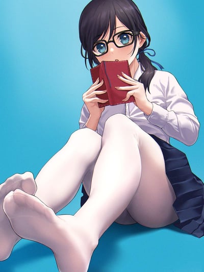 这是一张AI生成的二次元风格插画，画面中扎着低马尾、戴着黑框眼镜的少女，身着白衬衫、深色百褶裙与白色过膝袜，坐在浅蓝色纯色背景前，双腿弯曲并拢，双手捧着红色笔记本挡在半张脸前，露出的脸颊带着淡淡的红晕，眼神透着害羞与局促，整体氛围软萌青涩，充满校园感。