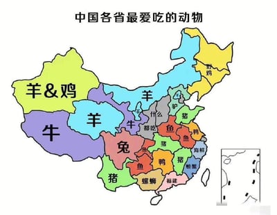 这是一张卡通风格的中国趣味饮食地图，将中国各个省级行政区用不同颜色区分，并标注了对应地域被调侃为“最爱吃的动物/食材”：西北的新疆标注羊&鸡、西藏标注牛、青海甘肃内蒙古标注羊；华北的山西标注羊、河北标注驴、河南标注“什么都吃”；东北三省的黑吉辽分别标注野鸡、野鸡、鸭；华中的陕西标注兔、四川标注猪、重庆湖北标注鱼；华东的山东安徽江西标注猪、江苏标注鱼、上海标注海鲜、浙江标注螃蟹、福建单独标注“福建”；华南的广东标注鱼、广西标注螺蛳、海南标注猪；湖南标注鸭、贵州云南标注猪。这张图是结合各地真实饮食文化的趣味化总结，用轻松调侃的方式呈现不同地域的饮食偏好，没有双关或谐音梗。