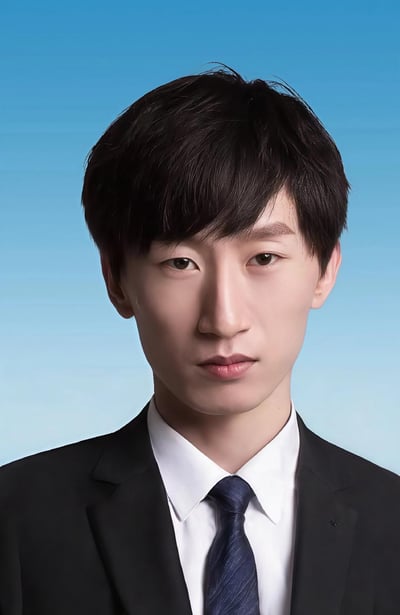 这是一张AI生成的竖版正式肖像图，画面中的年轻男士留着利落的深色短发，身着黑色西装、挺括的白色衬衫，搭配带有纹理的深蓝色领带，背景是柔和的渐变浅蓝色。男士面部表情平静严肃，直视镜头，整体风格规整正式，类似职业形象照或证件照，图中没有双关、谐音梗或暗示类内容。