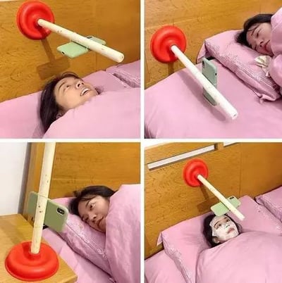 四张拼接图展示了一款DIY床头手机支架的使用场景。支架由红色吸盘（或plunger）底座、木棍和绿色手机壳组成，固定在床头板或床头柜上。图中人物躺在床上，分别呈现微笑使用、闭眼休息、专注看手机以及敷面膜时使用该支架的状态，展现了解放双手、舒适躺卧刷手机的创意。