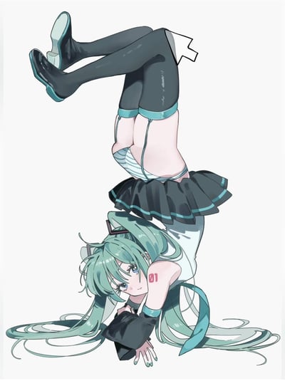 这是一张以虚拟歌手初音未来为主体的视觉错位二次创作图，将初音的身体上下颠倒排布，头部朝下、腿部朝上，利用视角错觉营造出仿佛腿部生长在头部位置的怪异又有趣的画面。初音标志性的薄荷绿长发垂在画面下方，手臂撑在地面，脸上带着柔和的笑意；腿部区域还添加了一个鼠标箭头样式的标注，进一步强化了错位的趣味感，整体画风是典型的二次元卡通风格。