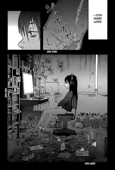 这是一张黑白漫画页面，分为上下两个区域。上方左侧是一位少女的侧脸特写，眼神黯淡无光，透露出麻木与疲惫；右侧是液体倾倒滴落的画面，配有日文拟声词“ヨボボボ”，右上角用英文标注“-FIVE YEARS LATER-”，表明时间已经过去五年。下方是全景场景，展现了一个极度杂乱的房间：长发少女戴着耳机坐在电脑前，房间地面堆满了空饮料瓶、食品包装袋、旧书籍和各类生活杂物，桌面与书架也拥挤不堪，周围的拟声词“ボボボボ”“ジュ”以及英文标注“SPLASH POUR”“SPLASH CLINK”，分别对应电脑操作、液体滴落和容器碰撞的声音，整体画面营造出一种颓废、封闭、孤独的氛围，暗示少女在这五年间过着足不出户的宅家生活，与过去的状态产生了巨大反差。