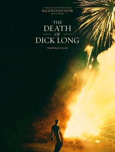 电影《迪克·朗之死》的官方海报，背景为黑色夜空，右侧有金色烟花绽放，左下角有一个人物剪影站立观看。海报上方有《纽约杂志》的评论："A DELICIOUS AND ENTERTAINING BACKWOODS NOIR"，中央是电影标题"THE DEATH OF DICK LONG"，下方配有标语"The night things went very south."