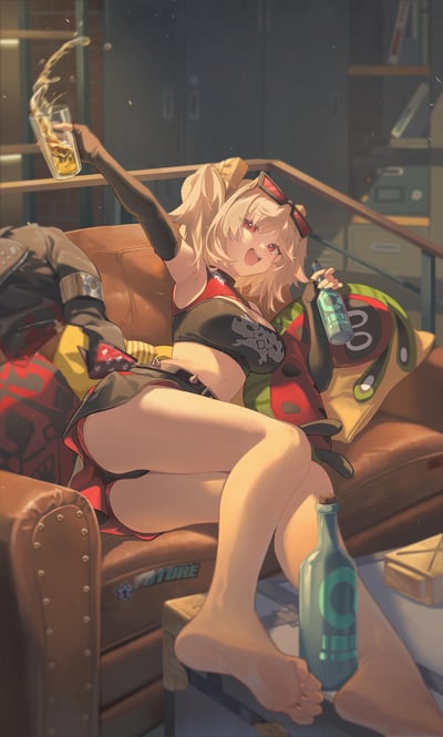 插画中一位金发双马尾少女斜躺在棕色沙发上，身着黑色红边露脐上衣与短裙，戴着红色墨镜，左手高举酒杯，杯中黄色液体正飞溅而出，右手握着一瓶绿色酒瓶。她面带兴奋笑容，眼神明亮，姿态放松。背景是带有书架和储物柜的房间，整体氛围轻松愉悦，充满活力。