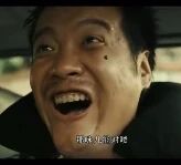 图片中显示一名男子坐在车内，面部表情夸张，张大嘴巴大笑，眼睛眯起，显得非常开心。图片底部有一行白色字幕文本“我没事，我很好”。
