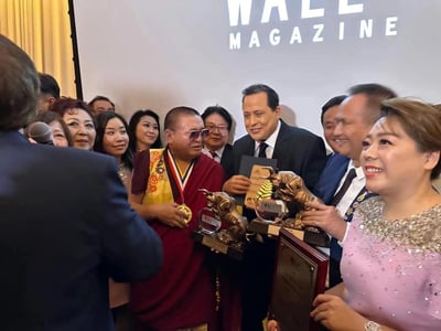 这是WALL MAGAZINE举办的颁奖活动现场实拍，画面里多位获奖者手持金牛造型奖杯、荣誉奖牌与证书，周围环绕着众多面带笑容的参会者，大家神情喜悦，氛围热烈欢快，定格了获奖的荣耀瞬间。