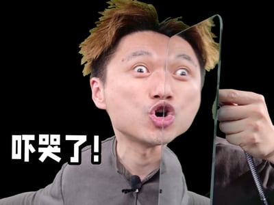 这张图是B站知名Minecraft（我的世界）UP主籽岷的视频截图，他瞪大双眼、嘴巴张开，露出夸张的震惊表情，手里拿着一块透明板制造出视觉错位的搞怪效果，左下角配有白色加粗文字“吓哭了！”，用来表达极度惊讶、被吓到的强烈情绪，适合在聊天中吐槽遇到的突发惊吓事件。