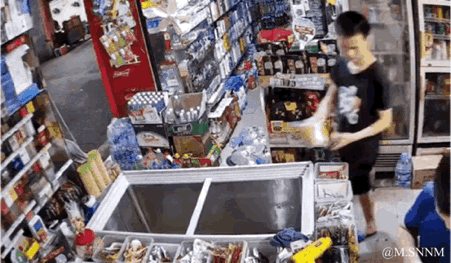 黑衣男子