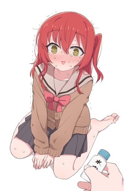 插画中是一位红发马尾的动漫少女，穿着水手服上衣搭配棕色开衫和深色短裙，跪坐在白色背景上。她脸颊泛红，额头和脸颊挂着汗珠，睁大黄色的眼睛抬头看向画面右下角一只递来的手，手上拿着一个贴有“水”字标签的小瓶子，整体呈现出紧张又害羞的表情。