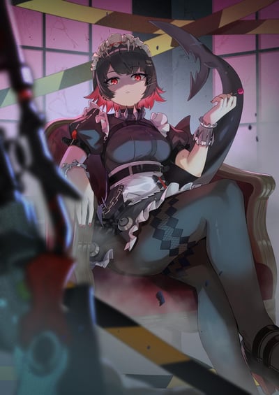 插画中是一位身着暗黑系女仆装的动漫少女，她有着黑色为主、发梢泛红的短发，搭配鲜红色的锐利眼眸，表情冷峻。少女坐在复古风格的椅子上，左手搭在扶手上，右手则握着一把造型夸张的镰刀，镰刀末端镶嵌着红色宝石。背景是带有粉色玻璃的窗户，窗格上缠绕着黄黑相间的警示胶带，整体氛围融合了女仆的优雅与神秘危险的气息。