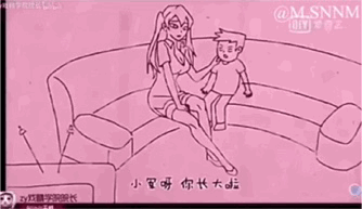 这是一张粉色调的风格化线稿卡通图，采用剧场式构图，画面呈现一位长发女性和名为小军的小男孩同坐在弧形沙发上的场景，女性双腿交叠，男孩看向女性，画面下方配有字幕“小军呀 你长大啦”，右上角带有@MSNNM的微博作者水印，左下角有“双语字幕的我”的标识。图中无明显双关、谐音梗，是一个简单的人物对话场景，略带调侃意味。