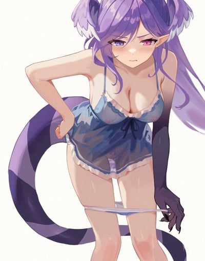 图中是一位原创设定的紫发异瞳魔物娘，她有着精灵耳和头顶的白色羽饰，身后拖着紫黑条纹的尾巴，身穿蓝色蕾丝边的轻薄吊带睡裙。她脸颊泛红，表情窘迫又带着羞愤，一只手叉在腰后，另一只异化的深色手臂正扯着她的内裤，身体前倾，呈现出私密又难堪的暧昧场景。
图中没有双关、谐音梗等内容，主要通过画面传递出角色的窘迫感与暧昧氛围。