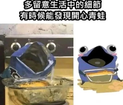 这是一张左右对比的趣味图片，上方配有文字“多留意生活中的细节 有时候能发现开心青蛙”。左侧是真实的厨房场景：一个蓝色包装袋被撑开后罩在装有食物残渣的透明容器上方，包装袋的形态与下方容器搭配，形成了酷似青蛙头部与张开嘴巴的视觉巧合；右侧是根据这个现实场景创作的拟人化卡通画，将包装袋和容器具象化为一只睁着圆溜溜大眼睛、脸颊带有红晕的开心青蛙，青蛙手持餐具，正对着面前的“食物”，生动还原了左侧场景的趣味形态，整体内容传递出在日常琐碎的生活细节里挖掘小乐趣的治愈感，引导人们用心发现生活中的小美好。