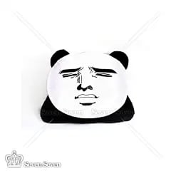 图片展示了一个白色熊猫造型抱枕，黑色耳朵，正面印有阿部高和的经典面部表情——眉头紧锁、神情严肃。这一设计将《粪味噌的技术》中的标志性角色与可爱的熊猫形象结合，形成了具有哲♂学 meme 风格的幽默周边产品。抱枕整体造型圆润，表情图案清晰，底部可见'SugarSweet'水印。