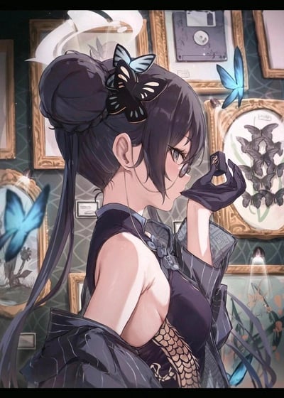 一幅动漫风格的插画，描绘了一位黑发少女站在挂满画作和蝴蝶标本的房间里。少女梳着高髻，发髻上装饰着黑色蝴蝶发饰，戴着一副细框眼镜，身穿深色无袖上衣，左手戴着黑色手套，正拿着一个小物件凑近嘴边。背景中可以看到多幅装裱精美的画作和标本框，几只蓝色蝴蝶在周围飞舞。整体画面呈现出优雅神秘的氛围，艺术风格细腻，色彩搭配和谐。