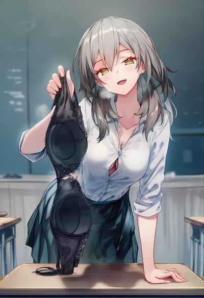 动漫风格插画中，一位灰色长发的少女站在教室里，她穿着半开襟的白色衬衫和深色裙子，右手高举着一个黑色胸罩，脸上带着俏皮的微笑。背景中可以看到模糊的教室环境和桌椅，营造出一种校园场景的氛围。