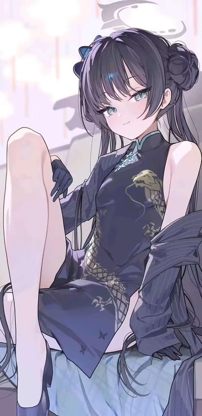 这是一张二次元手游《蔚蓝档案》角色龙华妃咲的同人插画，画面中的妃咲身着带有金色龙纹装饰的深色改良旗袍，搭配同色系手套与袖套，头发梳成中式双马尾发髻，头顶保留了游戏设定中的标志性光环。她以慵懒的姿态坐着，一只手搭在膝盖上，眼神柔和带着浅笑，整体画风精致细腻，将中式服饰元素与二次元少女风格完美融合，氛围优雅温柔。