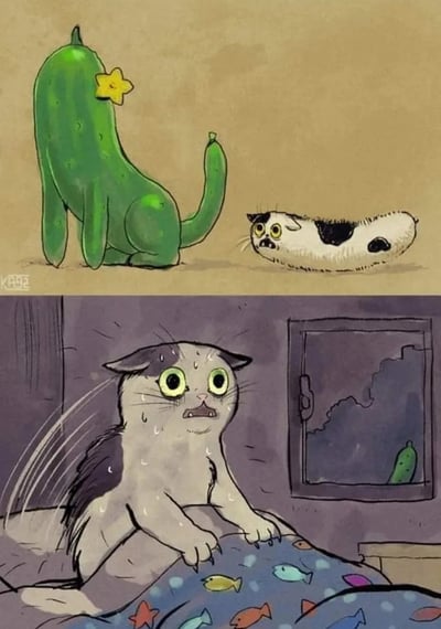 这是一幅上下分栏的卡通连环漫画，利用猫咪天生惧怕黄瓜的常识创作了搞笑内容。上半部分场景中，一只外形模仿黄瓜的绿色猫形生物（有着猫的四肢和尾巴，头顶黄色星星装饰）蹲在地面，对面的奶牛花纹猫咪被吓得身体僵直、瘫在地上，呈现出极度惊恐的状态；下半部分场景切换到夜晚的卧室，一只灰黑花纹的猫咪坐在床上，浑身冒汗、瞳孔放大，爪子死死抓着带有鱼图案的床单，表情惊恐万分，它的视线投向窗外，窗外正出现那个黄瓜外形的生物，显然这只猫是被窗外的“黄瓜怪物”吓得从睡梦中惊醒。