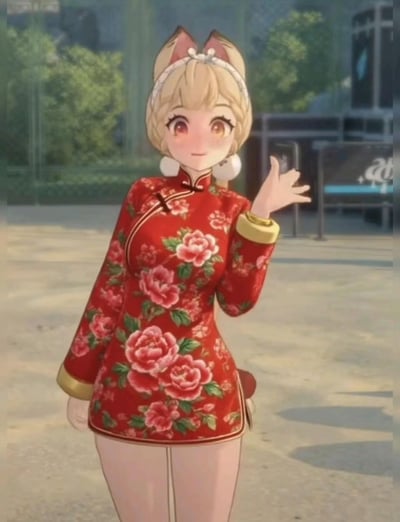 图片中是一位穿着传统中国红色旗袍的动漫风格猫耳少女。她有着金色短发，头上戴着白色发箍和猫耳装饰，耳朵内侧为粉红色。少女面带微笑，眼睛大而明亮，瞳孔呈橙红色。她身穿的红色旗袍上印有大朵粉色牡丹花图案，袖口有黄色装饰。少女右手抬起，做出招手的姿势，左手自然下垂。背景是模糊的户外场景，有绿色植物和一些建筑物。
