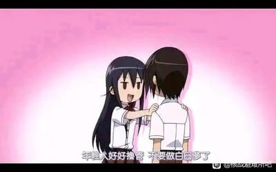 图中是两位身着日式高中校服的二次元卡通女生，长发女生双手搭在短发女生的肩膀上，表情兴奋，背景为粉白渐变的柔和色调。图下方配有恶搞字幕“年轻人好好撸管 不要做白日梦了”，此处运用了低俗谐音梗，将原本正向的励志话语替换为粗俗的谐音表述，通过强烈的反差感制造搞笑效果，用来调侃沉迷空想、不务实的行为。