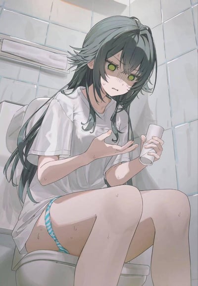 动漫风格插画中，一位绿发绿眼的少女正坐在马桶上，脸上带着焦急和绝望的表情。她穿着白色T恤和蓝白条纹内裤，右手拿着一个空的卫生纸卷，左手摊开，似乎在确认已经没有卫生纸了。少女额头和手臂上有汗珠，显示出她的紧张和尴尬。背景是白色瓷砖的浴室，墙上的卫生纸架也是空的，强化了她的困境。整个画面通过细腻的表情和动作刻画，生动展现了日常生活中可能遇到的尴尬时刻。