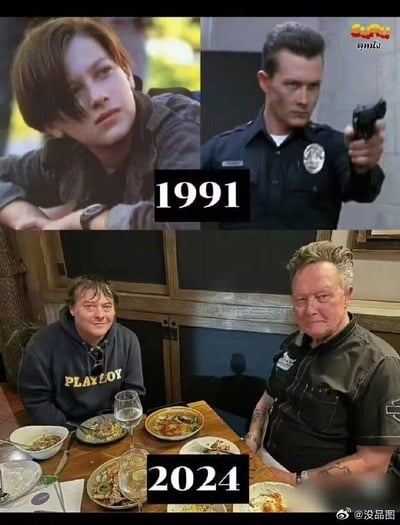 这是一张上下拼接的对比图，上半部分是1991年经典科幻电影《终结者2：审判日》的官方剧照：左侧是饰演少年约翰·康纳的爱德华·福隆，留着标志性短发，神情沉静地将手臂放在身前；右侧是饰演液态金属机器人T-1000的罗伯特·帕特里克，身着警服，举着枪眼神冷峻，还原了电影里的经典反派形象。下半部分是2024年两人的私下同框生活照：爱德华·福隆身形发福，穿着印有“PLAYBOY”字样的深色卫衣，坐在餐桌旁面带温和笑意；罗伯特·帕特里克头发花白，穿着深色工装风上衣，手臂有纹身，坐在餐桌边神情严肃。两人面前的餐桌上摆放着吃过的餐盘、酒杯，呈现出时隔33年的巨大变化，强烈的对比让人感慨时光流逝，昔日的银幕少年与冷酷反派都被岁月留下了痕迹。
