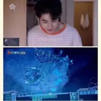 这是一张上下拼接的合成图，上半部分是演员王俊凯在影视剧中的剧照，他低头露出震惊的神情，仿佛正注视着下方画面；下半部分是手游《王者荣耀》里基地水晶被摧毁时的爆炸场景。两者结合，将人物的震惊表情与游戏失利的画面关联，生动表现出游戏玩家看到基地被推时的崩溃与错愕，充满反差趣味。