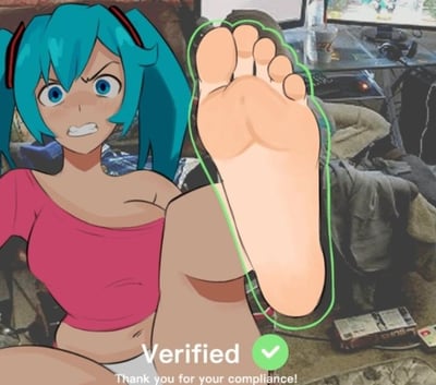 这是一张二次创作的合成恶搞梗图，将虚拟歌姬初音未来的上半身与现实中的脚部拼接在一起。图中的初音未来眉头紧皱、眼神瞪大，露出愤怒不满的神情，她的脚被一个绿色的验证框圈住，画面下方配有英文文字“Verified”和“Thank you for your compliance!”，意为“已验证”“感谢您的配合！”。这张图通过将严肃的身份验证流程与荒诞的验证对象（脚部）结合，制造出强烈的反差感，以此达到搞笑的效果，是对虚拟偶像形象的恶搞创作。