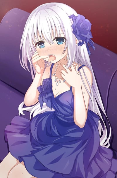 图中是一位银发蓝眼的二次元少女，她身着深蓝色吊带礼服，礼服胸口和发间都点缀着紫色花朵，脖颈佩戴着精致的珠串吊坠项链。少女脸颊泛起红晕，一手捂着嘴，一手轻放在脖颈处，脸上露出害羞又窘迫的神情，身上还挂着汗珠，正坐在紫色的沙发上，整体氛围充满了羞涩的少女感。