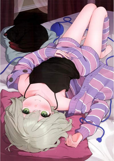 这是一幅治愈系二次元插画，绿卷发绿眼睛的少女倒躺在床上，脸颊带着淡淡的红晕，身着黑色吊带与紫粉条纹开衫，一只脚穿着同色系条纹长袜，姿态慵懒放松。少女身旁，一只黑猫正蜷在浅蓝色枕头上熟睡，旁边还散落着一团蓝色毛线球，整体画面营造出居家、闲适又温暖治愈的氛围，没有双关、谐音梗或暗示内容。
