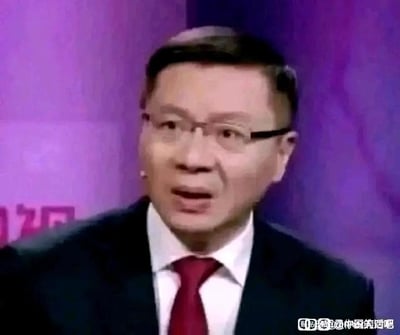 这张图是学者张维为在访谈类节目中的视频截图，他身着深色西装、白色衬衫搭配红色领带，戴着黑框眼镜，面部呈现出明显的惊讶、错愕神情：眼睛睁大，嘴巴微张，仿佛听到了令人难以置信的内容。该画面被网友截取后制作成表情包，主要用于在社交聊天中传递震惊、不敢相信的情绪，图中不存在双关、谐音梗或暗示类内容。