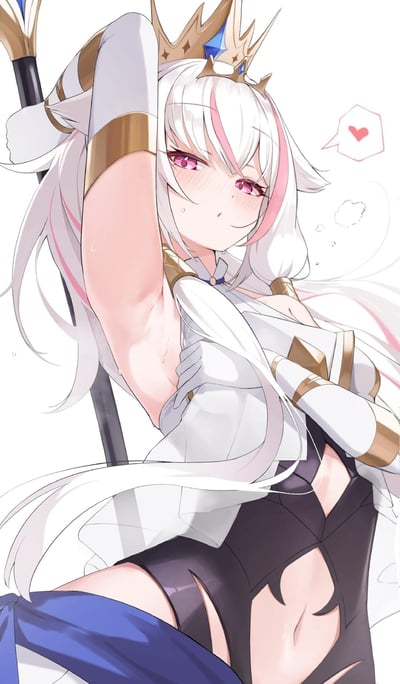 这是一张风格精致的二次元原创插画，画面主体是一位设定为女王的兽耳娘角色：她有着蓬松的白色长发，发间挑染粉色发丝，头顶佩戴镶嵌蓝色宝石的金色皇冠，身着白黑金配色的露肤礼服。角色单臂高高抬起，露出的腋下挂着汗珠，脸颊布满红晕，粉色眼眸带着羞涩的水光，嘴角微扬，旁侧的对白气泡里画着红心，整体氛围暧昧又软萌，将角色的娇羞神态刻画得十分生动，仿佛正处于让她害羞的暧昧场景中。