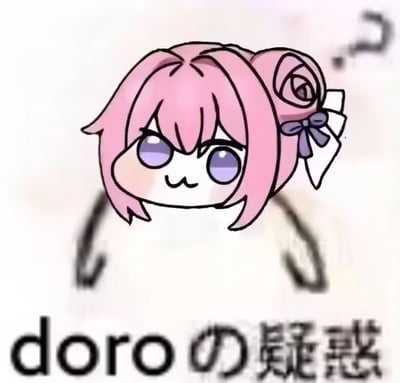 图片展示了源自韩国手游《胜利女神：妮姬》的二创表情包角色Doro。角色为粉色头发，双马尾上系有白色蝴蝶结和玫瑰装饰，紫色大眼睛，面部带着微微困惑的呆萌表情。下方配有文字“doroの疑惑”，整体风格可爱，体现了Doro文化中模糊情感表达的特点，常用于反映当代青年的情绪状态。