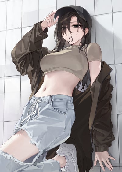 画面中是一位深色长发的二次元少女，她戴着深色鸭舌帽，嘴里咬着一个黑色发圈，一只手扶着帽檐，身体慵懒地靠在白色瓷砖墙面上。她身着卡其色短款露腰上衣，外搭一件深棕色宽松外套，下身是带有大破洞设计的浅色牛仔裤，整体造型随性又充满酷感，眼神冷淡松弛，营造出一种漫不经心的个性氛围。