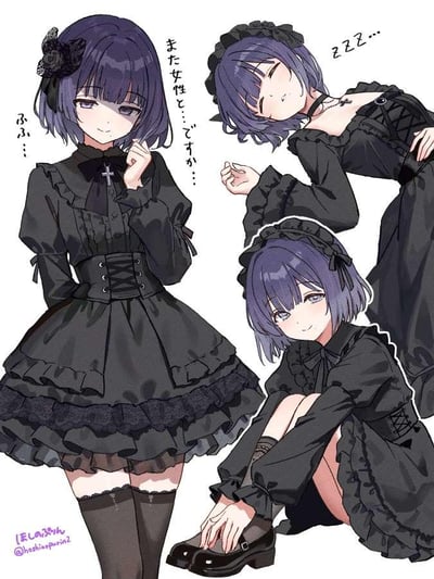 这是一幅原创二次元插画，画面展示了同一位深紫色短发的哥特风少女的三种不同姿态：左侧站立的少女身着带有黑色蕾丝装饰的哥特式洋装，搭配黑色过膝袜，面带温婉的微笑，手轻触领口的十字领结，旁侧标注日文台词“ふふ…”和“また女性と…ですか…”；右上方的少女头戴黑色蕾丝发饰，闭着双眼，嘴角挂着口水，正以侧卧的姿态熟睡，旁边用“zzz…”表现熟睡状态；右下方的少女则坐着，双手正穿黑色小皮鞋，表情柔和放松。整体画面色调偏暗，精致的画风凸显出哥特洛丽塔风格的甜美与神秘氛围。