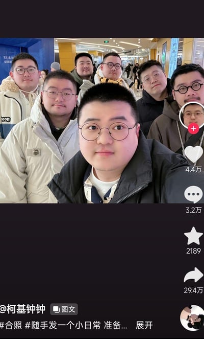这是抖音博主@柯基钟钟发布的创意图文作品，博主通过修图合成技术，将自己的面部替换到多个体型相似、穿着不同冬装的人物身上，在商场场景中组成一张多人自拍合照，制造出「一群长相神似的朋友聚会」的视觉错觉，画面充满趣味性，在抖音平台收获了大量点赞与转发。