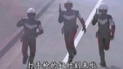这是一张经过二次创作的奥特曼系列特摄剧截图，画面中三名身着统一制式防卫队制服、头戴白色头盔的队员，手持配枪朝着镜头方向奔跑。画面下方被添加了带有双关谐音梗的字幕“打手枪的好时刻来啦”，原本队员是要前往执行开枪战斗的任务，配文用带有低俗暗示的表述玩梗，将正常的战斗行动曲解成低俗含义，制造出荒诞搞笑的反差效果。
