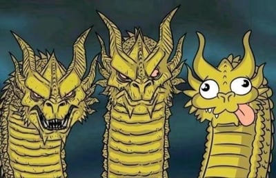 这是一张对经典怪兽基多拉的二次创作梗图，基多拉是《哥斯拉》系列里的三头金龙怪兽，图中左侧两个头保持了原作凶狠的画风，怒目圆睁、露出尖锐的牙齿，神态极具威慑力；而最右侧的头则画风突变，变成了蠢萌的表情包风格，瞪着圆溜溜的眼睛，吐着舌头，歪着脑袋，和另外两个头形成强烈的反差，通过这种画风和表情的巨大反差制造出搞笑效果，无谐音双关或暗示内容。
