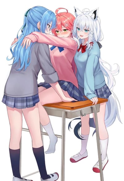 画面中三位穿着蓝灰色、粉色和浅蓝色校服毛衣的动漫少女正亲密地互相拥抱。左侧是一位有着长蓝色头发的少女，她从后方温柔地环抱住中间的粉发少女；中间的粉发少女脸颊微红，表情害羞；右侧是一位有着白色长发和狐狸耳朵的少女，她微笑着站在一旁，手扶着粉发少女坐着的课桌。三位少女都穿着蓝白格子百褶裙，展现出校园生活中亲密无间的友情氛围。